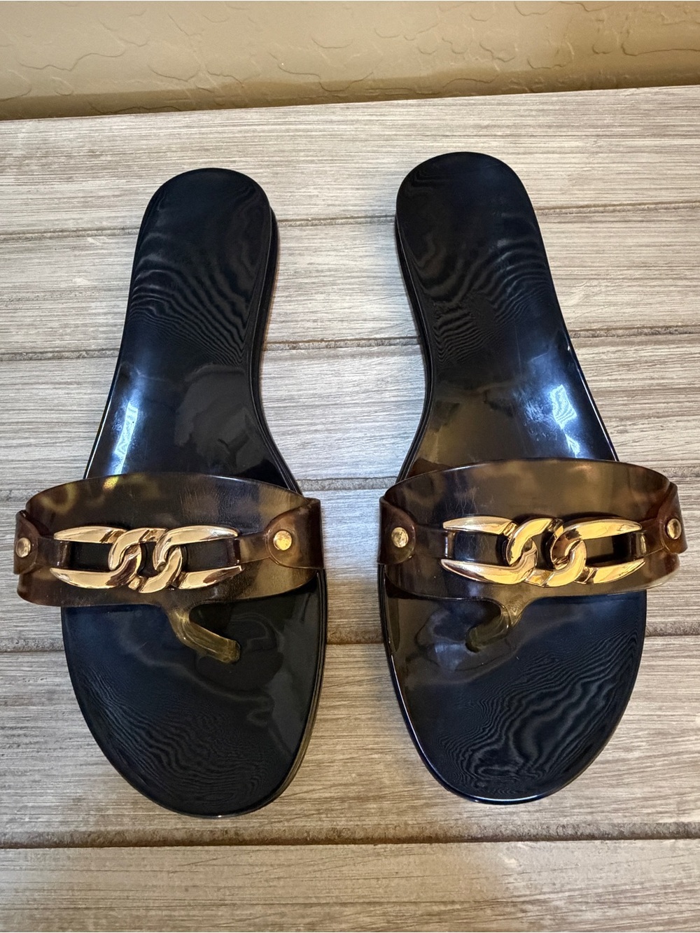 Vince Camuto Evolet Jelly Thong Sandals 8M Tortoise Gold Chain Black Flip Flops